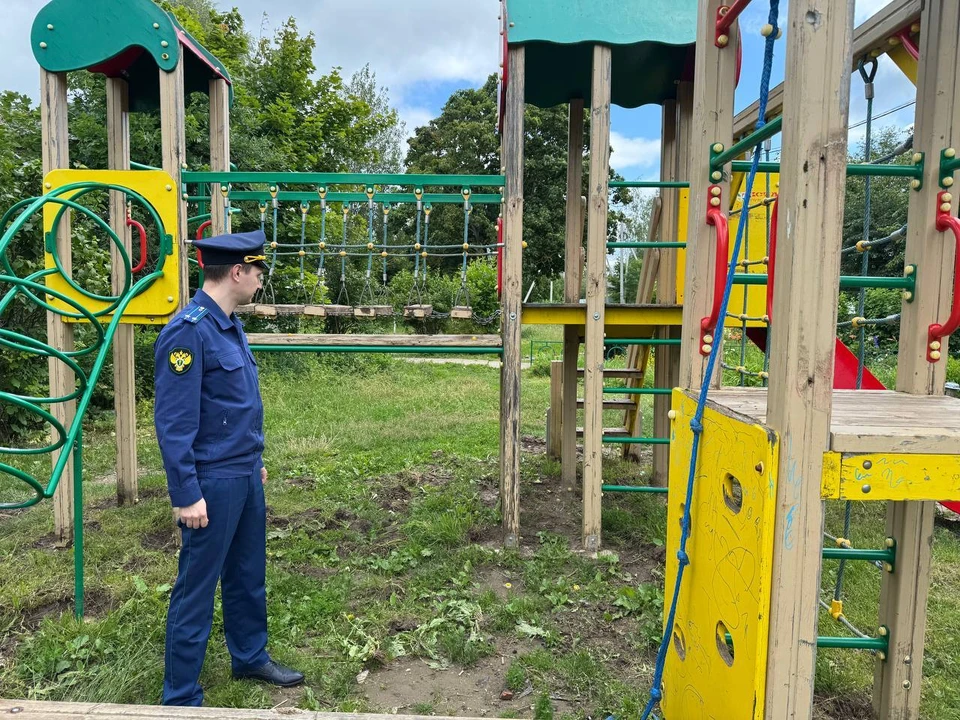 В Заокском районе найдены серьёзные нарушения на детской игровой площадке