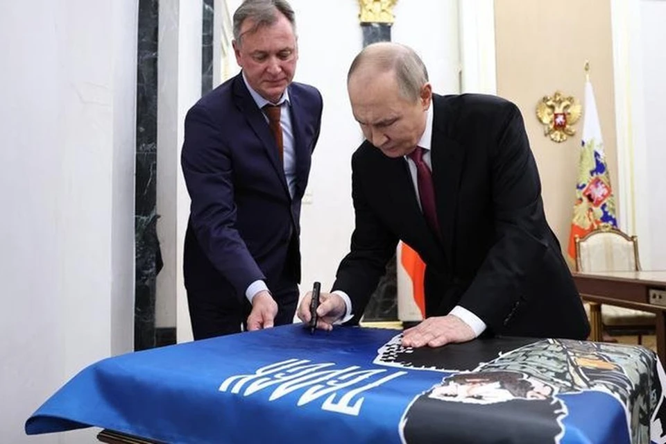 Боевое знамя с подписью президента России Владимира Путина вручено казачьей разведбригаде "Терек". Фото: пресс-служба полпреда президента РФ в СКФО