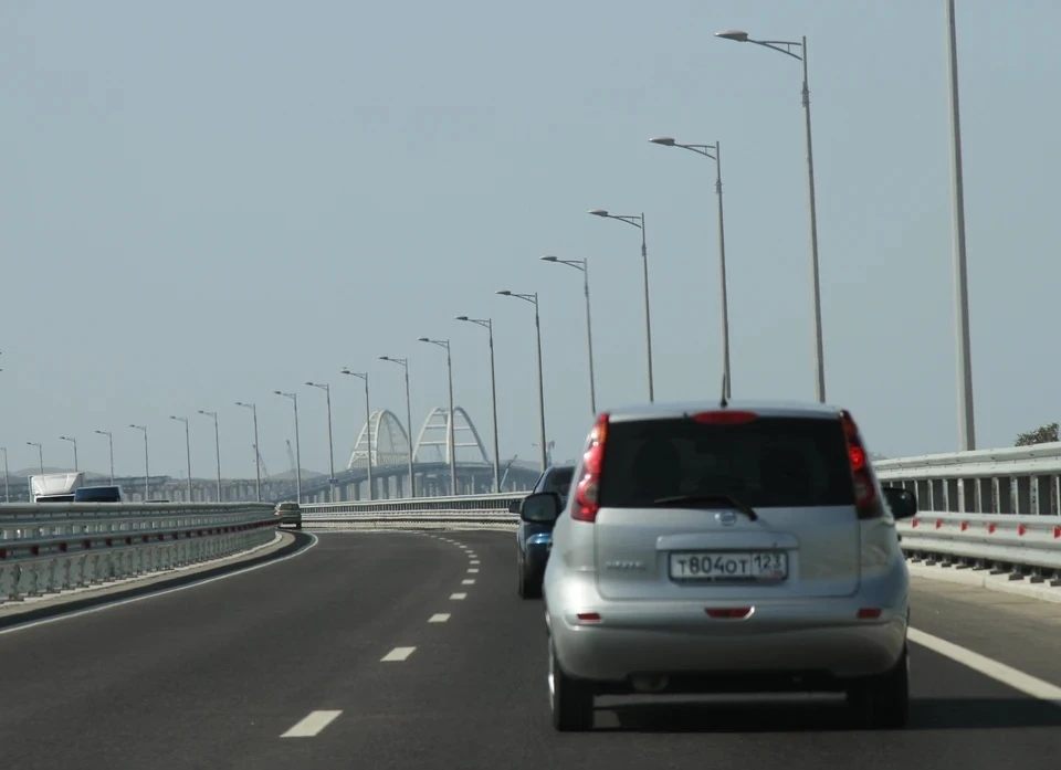 В очереди перед Крымским мостом со стороны Керчи стоит 351 автомобиль