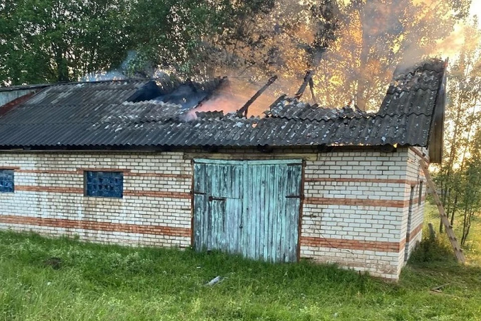 Пожар уничтожил кровлю.
