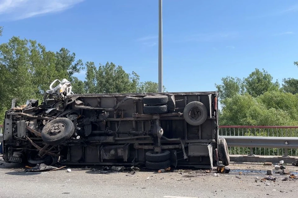 Один из автомобилей перевернулся