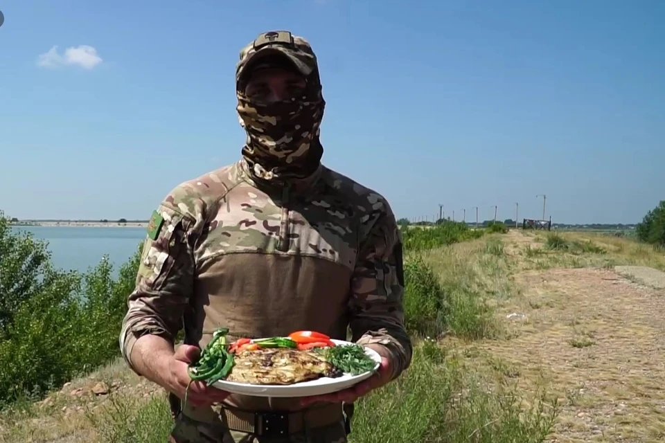 Кушать блюдо лучше рядом с боевыми товарищами