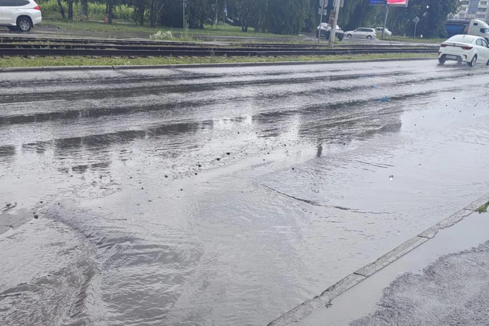 Дороги постепенно освобождаются от дождевой воды