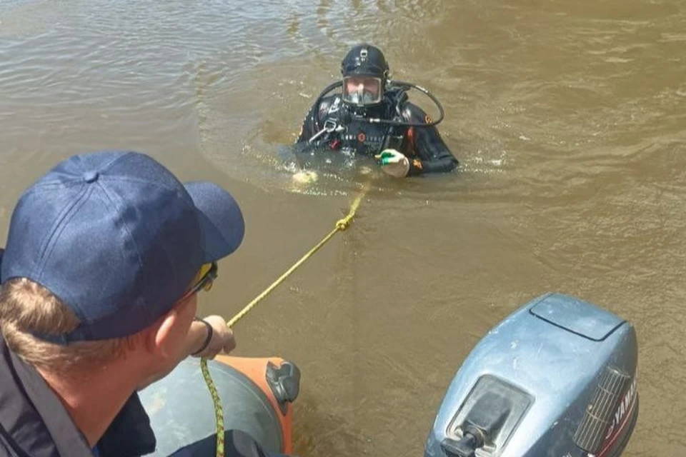 Водолазы вели работу весь световой день воскресенья. Но безрезультатно. Фото: Департамент ПБ и ГЗ Оренбургской области