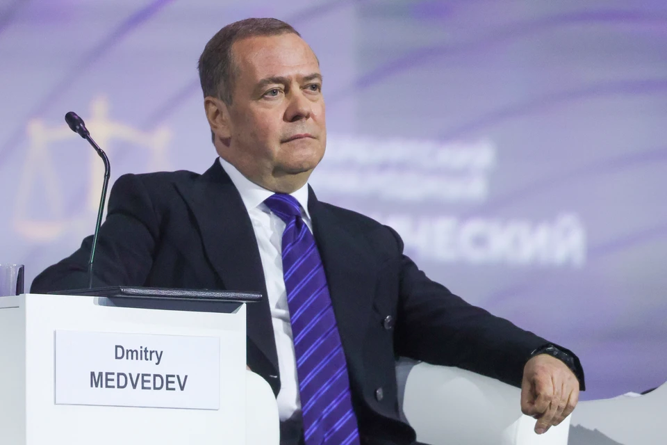 Медведев: токсичная бабка Урсула фон дер Ляйен может сохранить свою должность