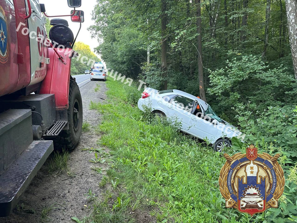 В Богородицком районе автомобиль Lada съехал в кювет и врезался в дерево.