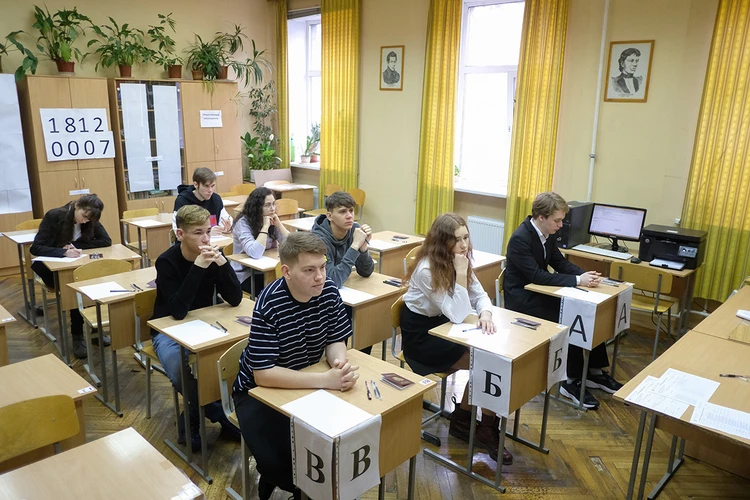 Итоги ЕГЭ-2025: лучше всего сдали английский, хуже - базовую математику