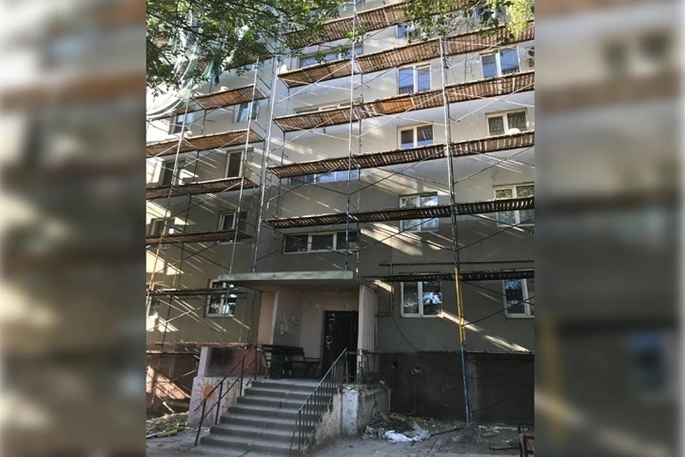 Петербургские строители восстанавливают дом на проспекте Ленина в Мариуполе. Фото: Возродим Донбасс