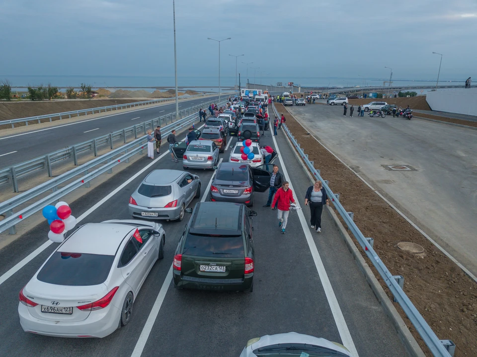 Пробка на подъездах к Крымскому мосту.