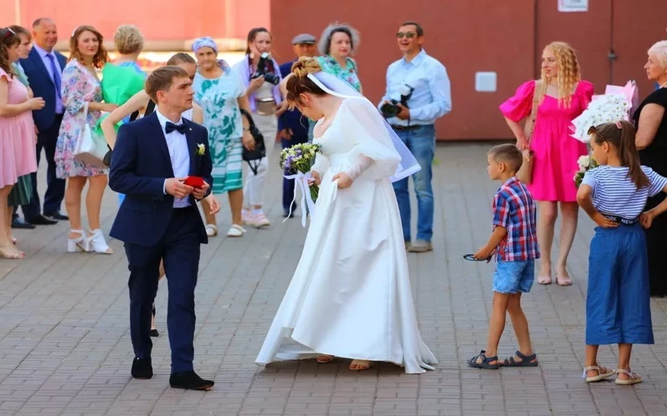 Пары все чаще выбирают 8 июля для росписи. Фото: Амир Закиров