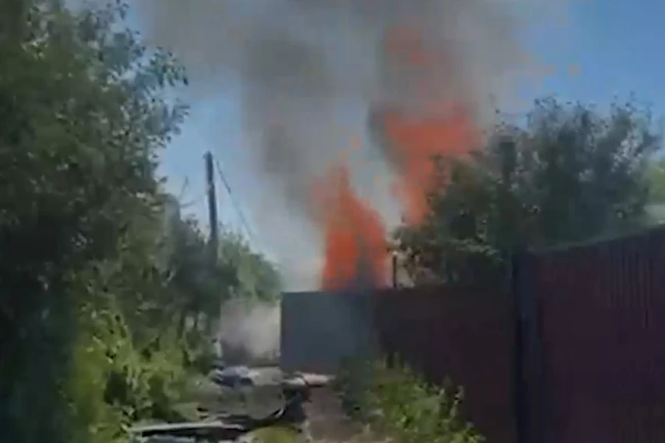 Видео пожара после крушения самолета на жилой дом в Казани появилось в Сети, фото: скриншот из видео в соцсетях