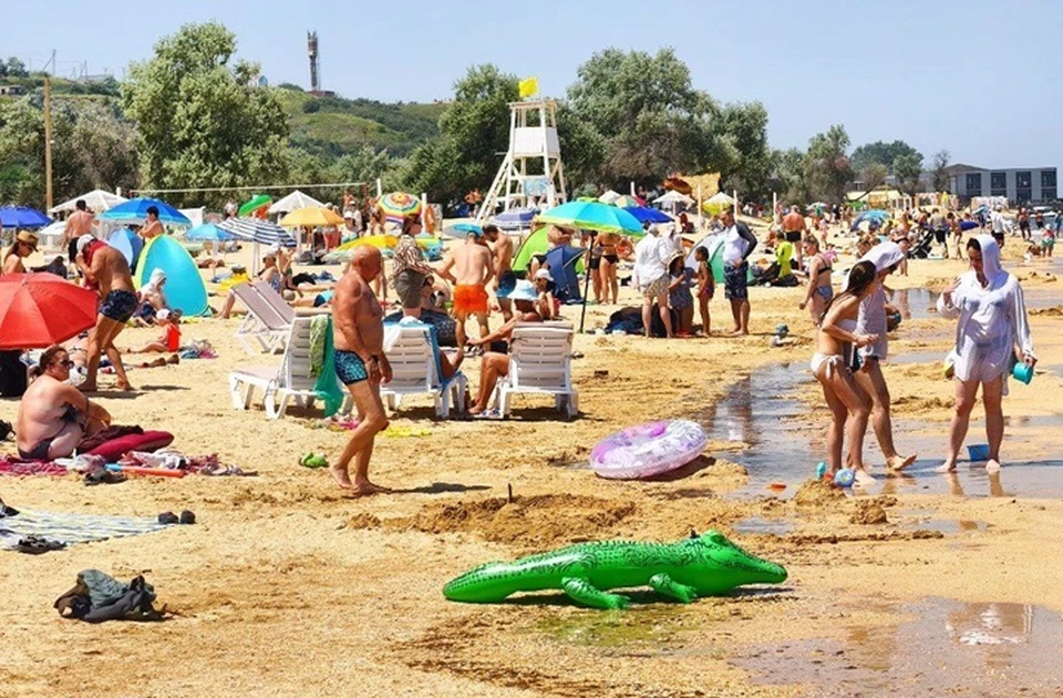 На пляжах много людей. Фото: Андрей Маковозов