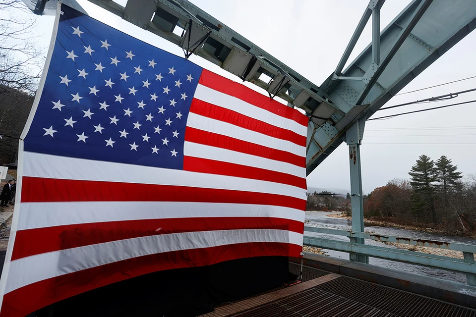 Подростки устроили фотосессию с флагом США около здания ФСБ.