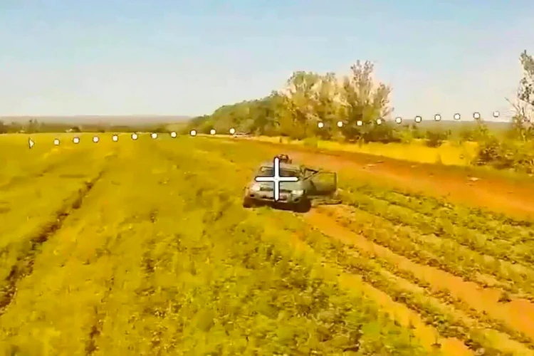 Разведчики показали охоту на пикап с кочующим минометом ВСУ