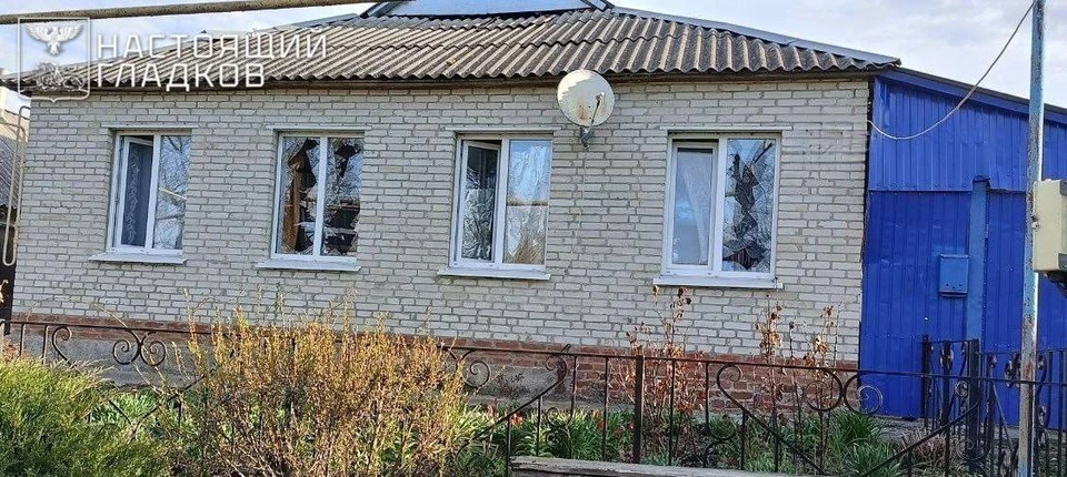 После падения обломков загорелась кровля дома, но пожарные оперативно справились с огнем.