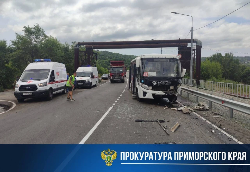 Автобус маршрута №22 выехал на встречную полосу. Фото: прокуратура Приморья