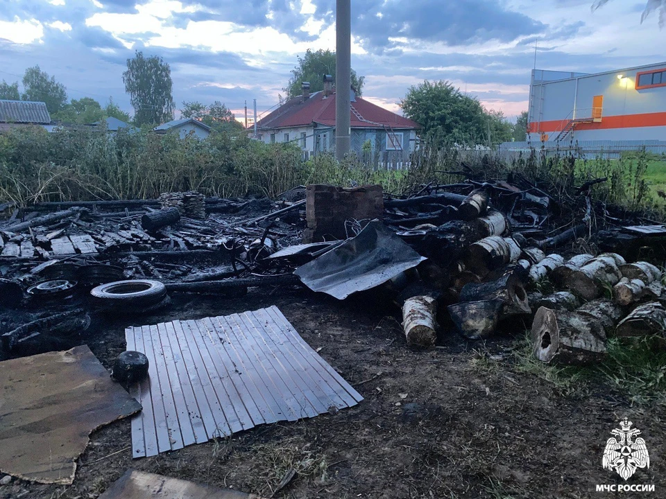От сарая остались лишь угли.