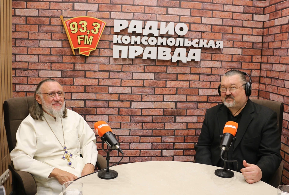 Разговор о семейных ценностях: на волнах радио «Комсомольская правда» в Туле - настоятель Свято-Никольского храма отец Сергий. Фото: Анна КОНЕВА.