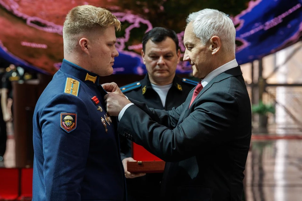 Высокую награду боец из Прикамья получил из рук Министра обороны Андрея Белоусова. Фото т-г канал Дмитрий Махонин.