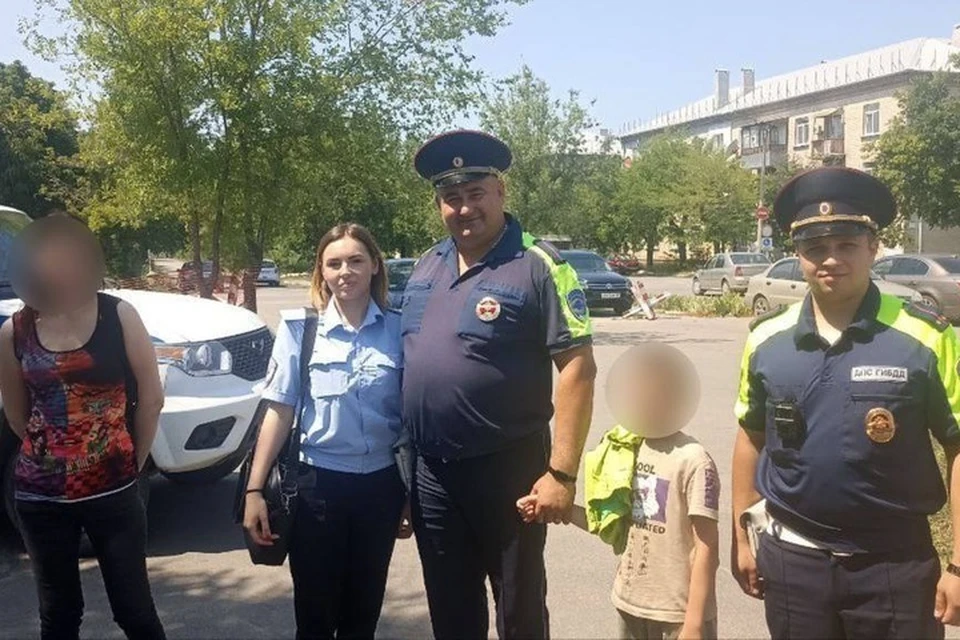 Мальчика на остановке заметили прохожие. ФОТО: УГИБДД МВД по Луганской Народной Республике