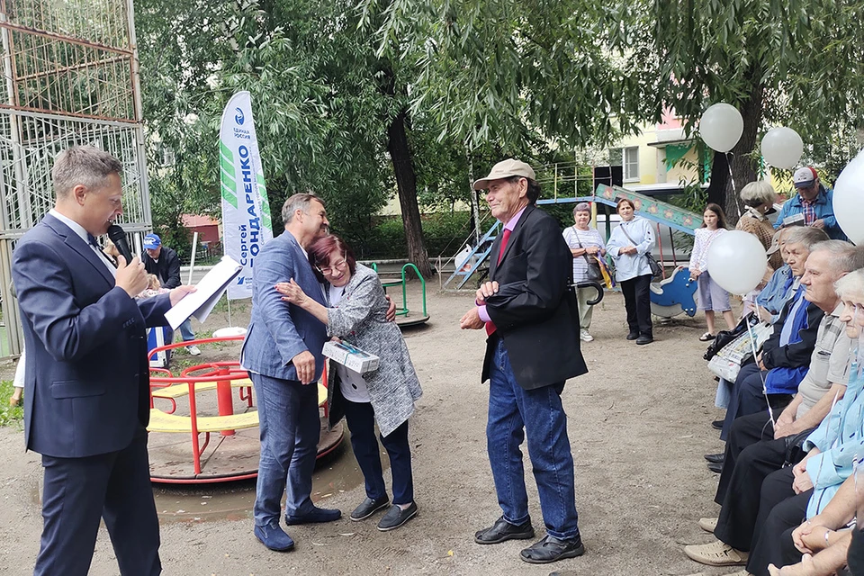 Депутат Сергей Бондаренко лично поздравил соседей с праздником. Фото: Наталья РУДЕВСКАЯ