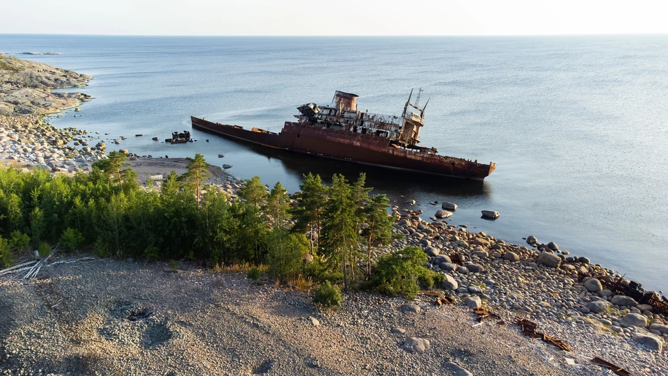 Судно село на мель на реке Лена в Якутии