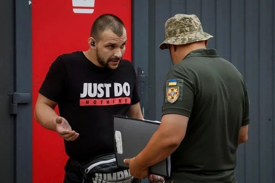 На Украине прохожий напал на военкома, помогая мобилизованному убежать