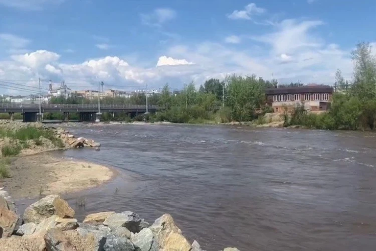 Вода поднялась выше опасного уровня, спасатели начали эвакуацию: в Чите река вышла из берегов и затапливает город