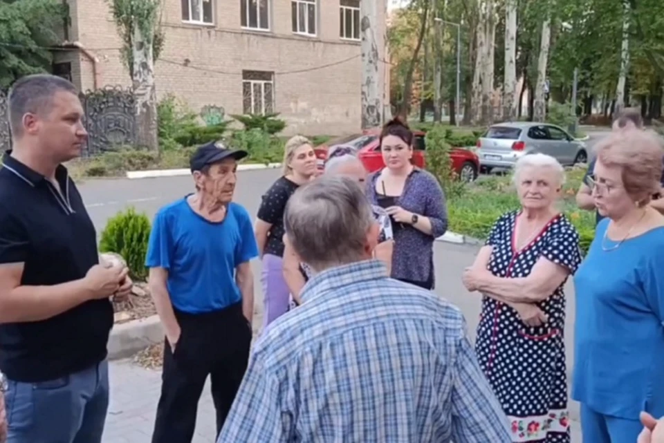 Во время схода жители смогли напрямую обратиться к представителям коммунальных служб. Фото: Минстрой ДНР
