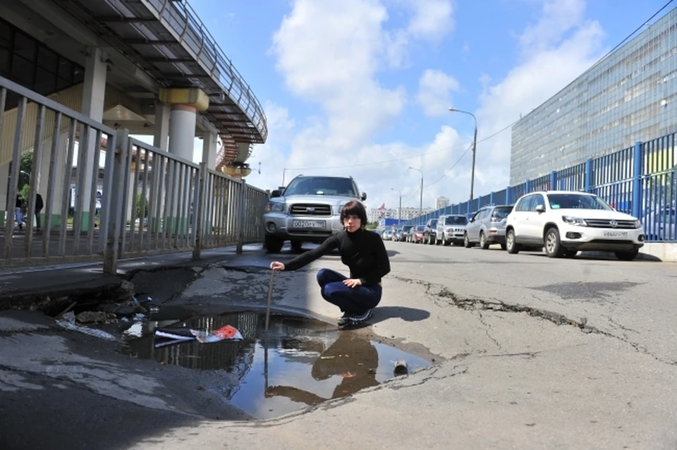 В Новосибирске КамАЗ аварийной службы провалился в яму