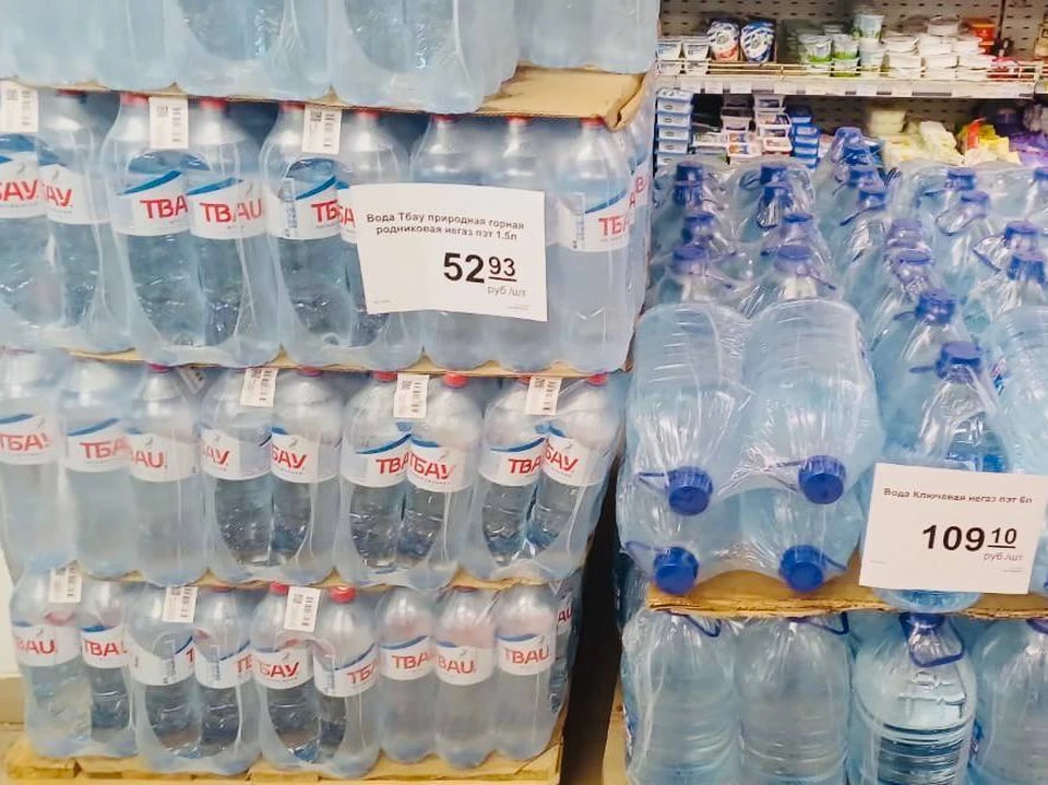 В Стаханов привозят бутилированную воду. ФОТО: Минопромторг ЛНР.