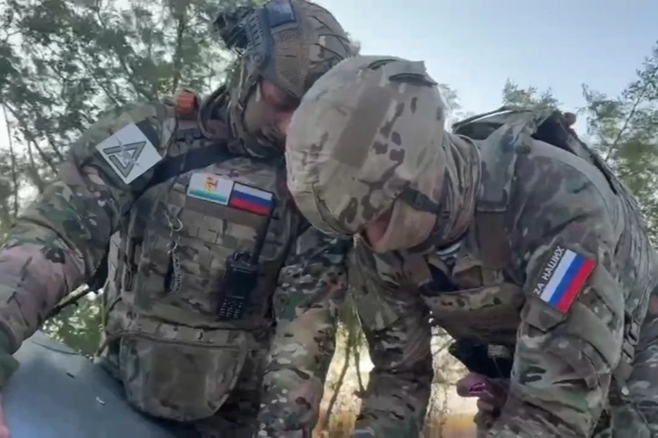 Операторы БПЛА готовят дрон к запуску за Днепр. Фото: минобороны РФ