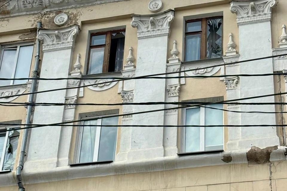 Стена одного из поврежденных домов.