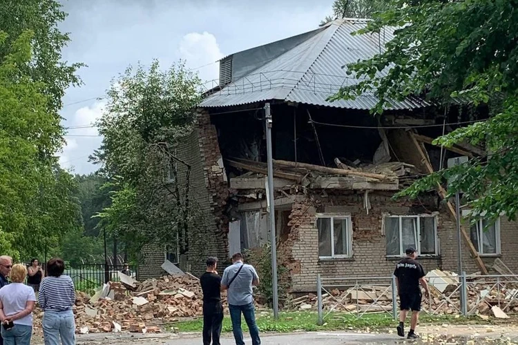Один погиб, двое под завалами: что известно о взрыве в доме в поселке Красный Яр