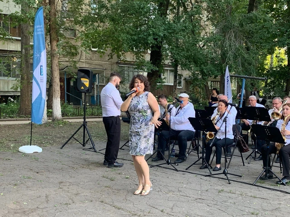 У липчан есть хорошая возможность потанцевать рядом с домом и послушать талантливых исполнителей.