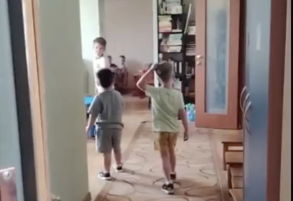 Малышку избивали на глазах у других детей. Фото - скрин с видео, предоставленного КП