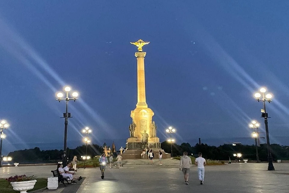 Стела засияла в темноте.