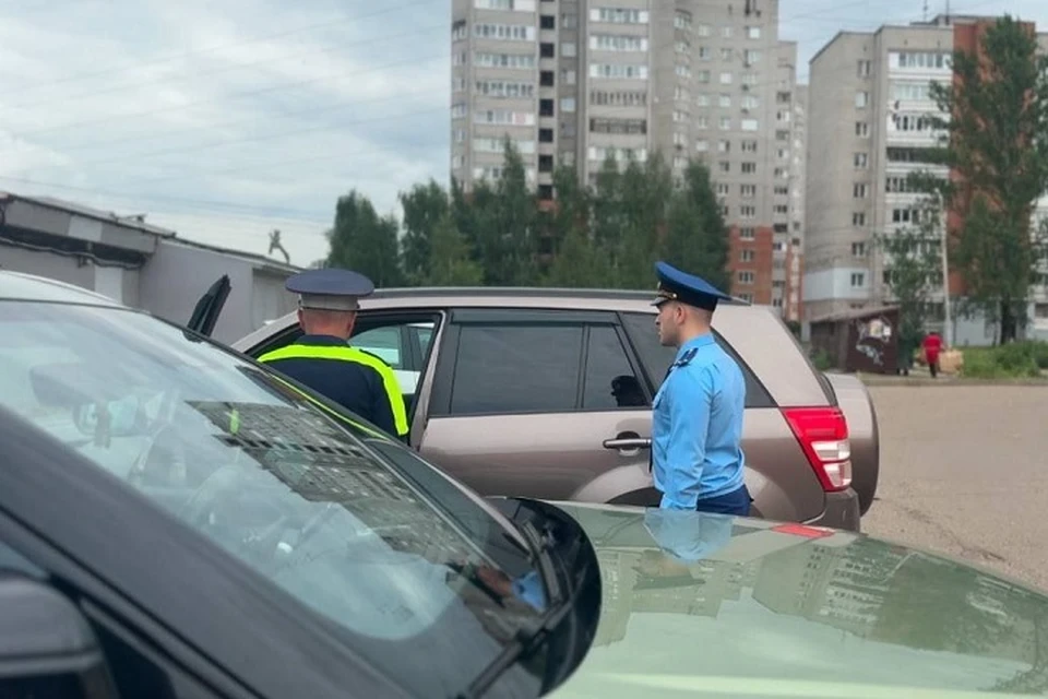 Прокуратура проверила наличие парковочных мест для машин инвалидов у заволжских ТЦ Ярославля.