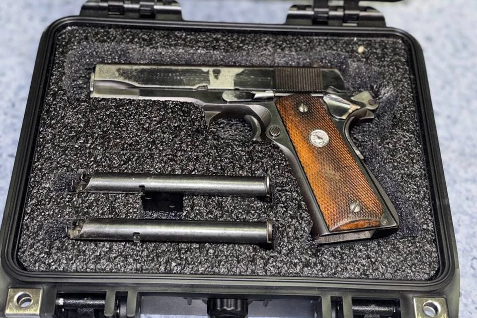 В чемодане обнаружили американский самозарядный пистолет Colt Combat Commander 45 калибра. Фото: пресс-служба ФТС