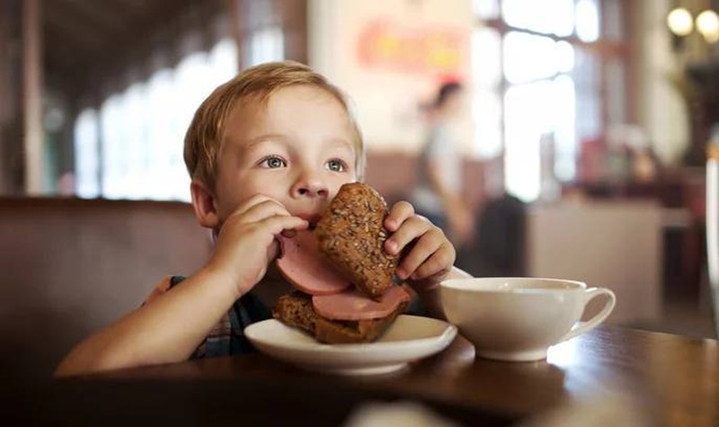 Чай с бутербродами с колбасой может нанести вред печени. Фото:соцсети