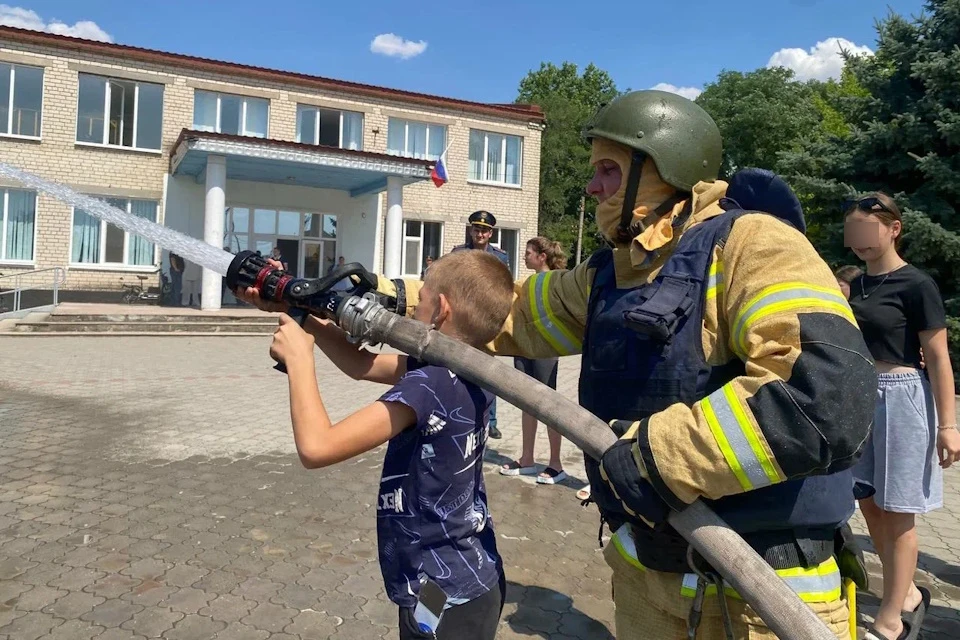 Ребята попробовали потушит условный пожар с помощью брандспойта Фото: ЕР