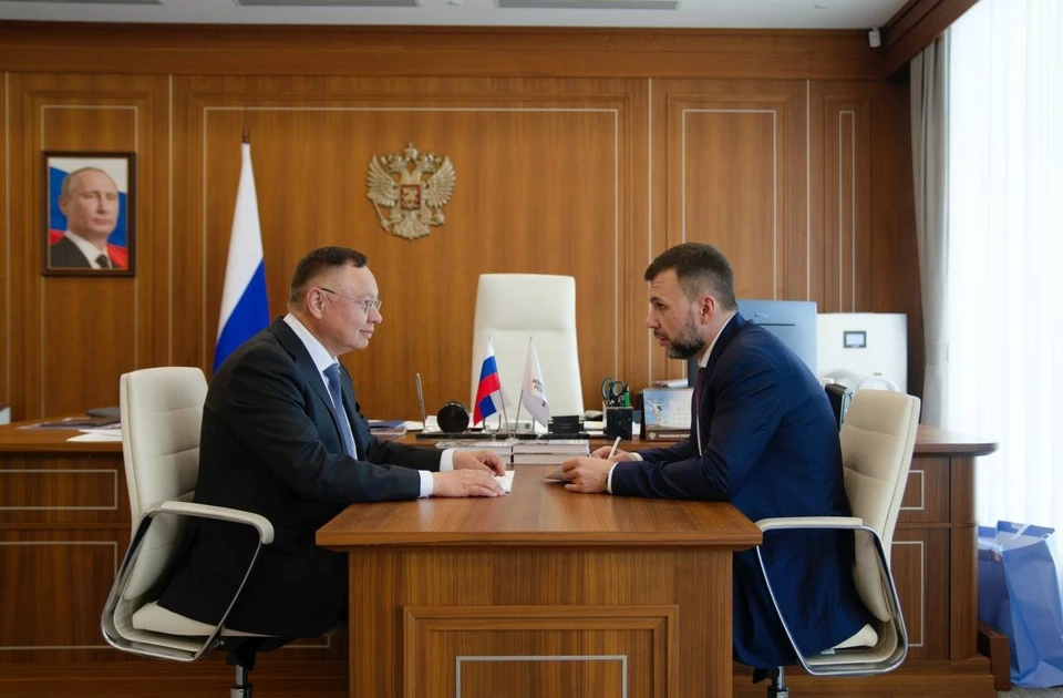 Министр строительства и ЖКХ РФ Ирек Файзуллин провел встречу с Главой ДНР Денисом Пушилиным. Фото: Минстрой России