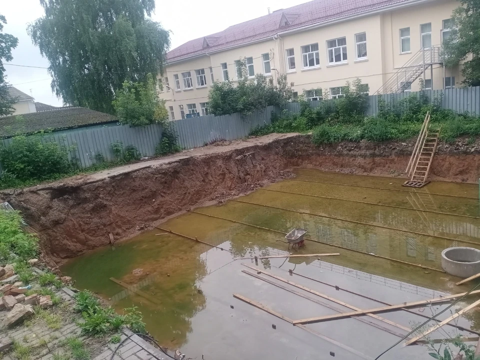 Огромный котлован вместо снесенного одноэтажного дома священника.