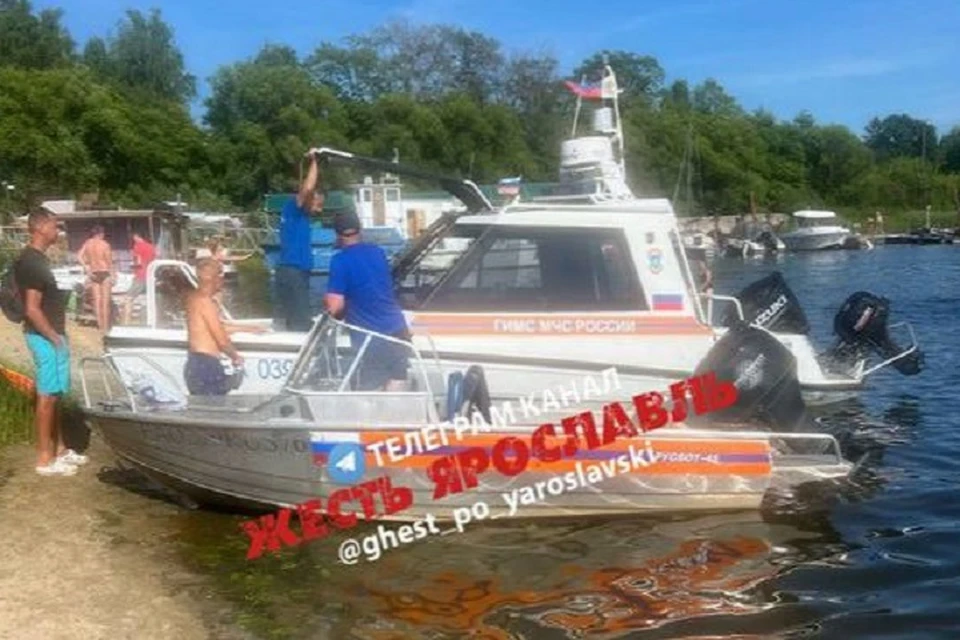 Тело купальщика достали из воды спасатели. Фото: телаграм-канал Жесть Ярославль.