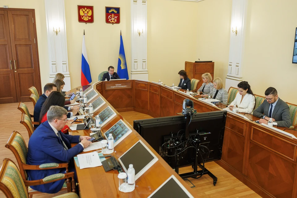 В ближайшее время мужчина будет проходить стажировку в правительстве региона, а его наставником станет губернатор Андрей Чибис. Фото: gov-murman.ru/