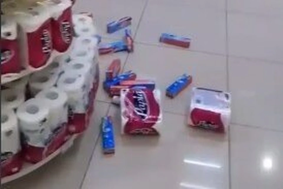 Работник одного из супермаркетов снял на видео последствия тряски. Фото: скриншот видео очевидцев