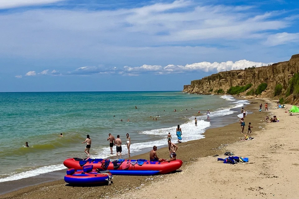 Севастополь, пляж в Андревке. Морская вода прогрелась до +25 градусов.