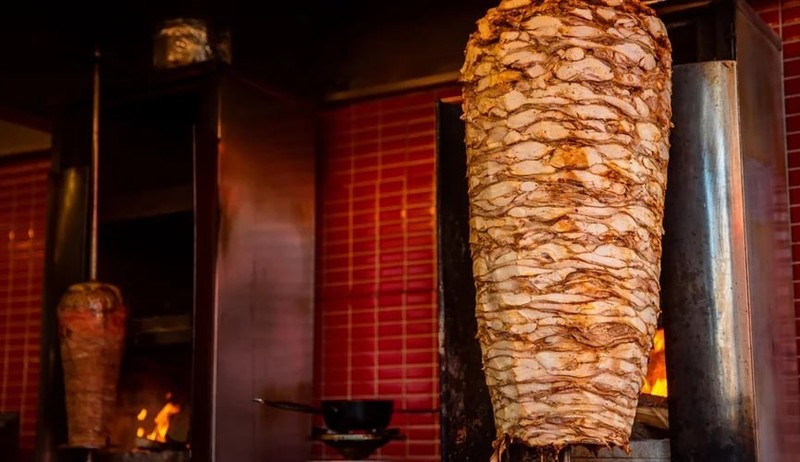 Летом не следует покупать различные фастфуды, хотдоги и шаурму. Фото:соцсети