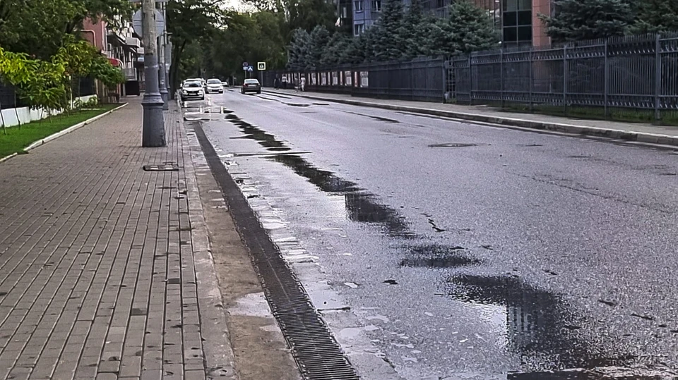 Коммунальные службы активно откачивают дождевую воду с центральных улиц Астрахани. Фото: Администрация Астрахани