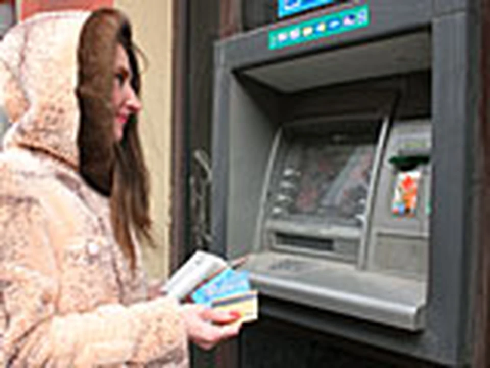 Люди активно используют банкоматы в повседневной жизни. Архив банка Москвы. При пользовании банкоматом проявлять осторожность.